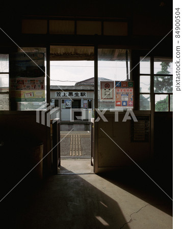 The ticket gate of Kasagami-Kurosei Station of Choshi Electric Railway where the sunlight shines 84900504