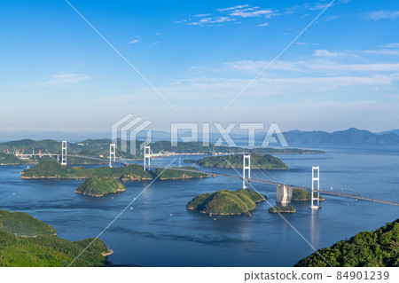 愛媛縣今治市、瀨戶內海的晴空和從基羅山展望公園看到的來島海峽大橋 愛媛縣今治市、瀨戶內海的晴空和從基羅山展望公園看到的來島海峽大橋 84901239