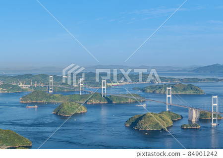 愛媛縣今治市、瀨戶內海的晴空和從基羅山展望公園看到的來島海峽大橋 愛媛縣今治市、瀨戶內海的晴空和從基羅山展望公園看到的來島海峽大橋 84901242