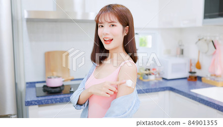 woman has inject vaccine 84901355