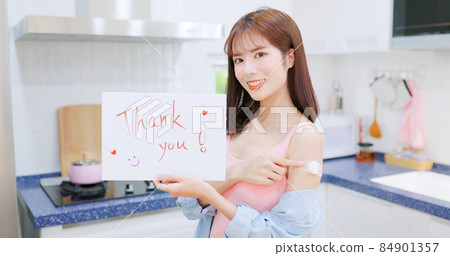 woman has inject vaccine 84901357