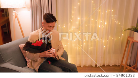 man give propose for marriage man give propose for marriage 84901358