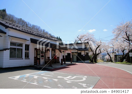 Sakura at Yanaizu Station (Yanaizu Town, Fukushima Prefecture) 84901417