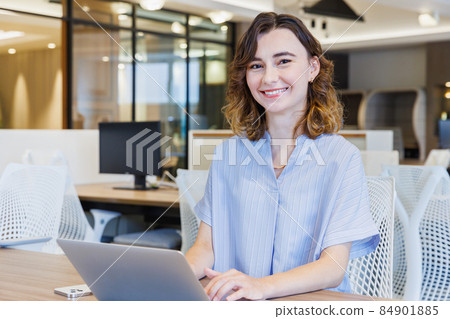 Foreign female working in the office Photo cooperation: WEEK Shibadaimon (Sun Frontier Fudousan) Foreign female working in the office Photo cooperation: WEEK Shibadaimon (Sun Frontier Fudousan) 84901885