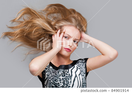 Portrait of pretty woman 84901914