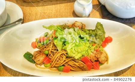 扇貝和時令蔬菜意大利面 扇貝和時令蔬菜意大利面 84902276