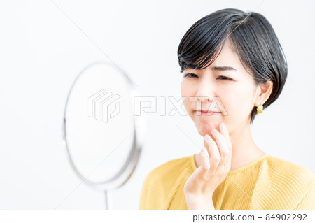 女性患有皮膚病 84902292