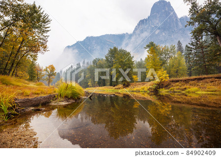 Autumn in Yosemite Autumn in Yosemite 84902409
