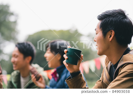 營地 露營 男人和女人 84903038