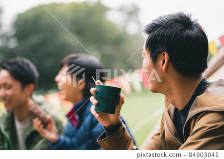 營地 露營 男人和女人 84903041