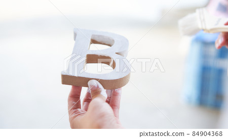 DIY 在一個女人的手上用白漆畫字母表 DIY 在一個女人的手上用白漆畫字母表 84904368