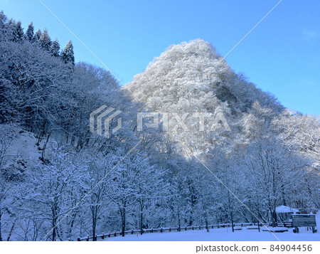 Snow scene of the Kuzumaru River mountain stream in Hanamaki City, Iwate Prefecture Snow scene of the Kuzumaru River mountain stream in Hanamaki City, Iwate Prefecture 84904456