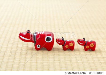 Akabeko on the tatami mat 84904805