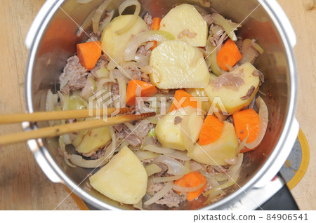 Make delicious meat potatoes Make delicious meat potatoes 84906541