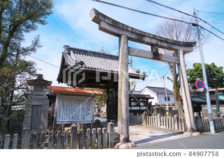 【傳統建築群重要保護區】岡山縣津山市城西德盛神社石鳥居及神社大門 【傳統建築群重要保護區】岡山縣津山市城西德盛神社石鳥居及神社大門 84907758