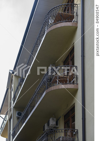 A narrow street of a boarding house close to each other. 84908547