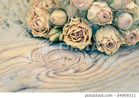 Dried roses background 84909311