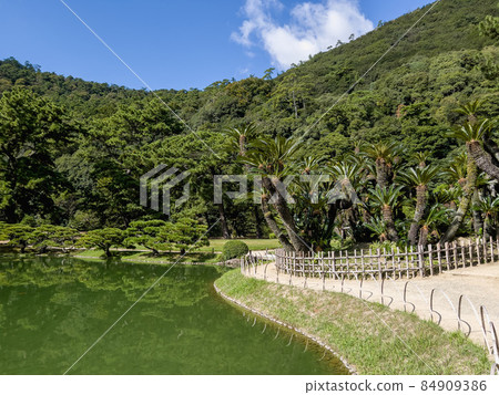 Autumn cold Ritsurin Garden (mid-October) 84909386