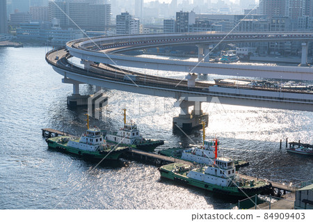 Ships staying in the harbor and elevated curves Ships staying in the harbor and elevated curves 84909403
