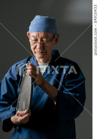 Ceramic artist, craftsman, male, senior 84910433