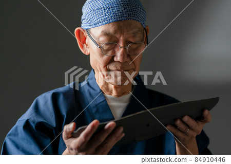 Ceramic artist, craftsman, male, senior Ceramic artist, craftsman, male, senior 84910446