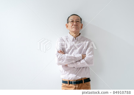 Senior man worried, worried, depressed 84910788