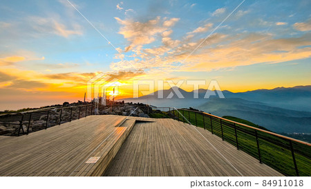 Dawn of Kurumayama (Sky Terrace) 84911018