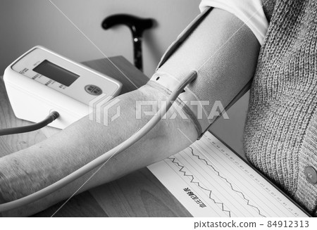 用血壓計測量血壓 老年人測量血壓 袖帶式血壓計 家用血壓測量 上臂式血壓計 用血壓計測量血壓 老年人測量血壓 袖帶式血壓計 家用血壓測量 上臂式血壓計 84912313