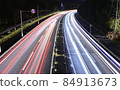 一輛汽車在鄉村公路上行駛的光跡照片 84913673