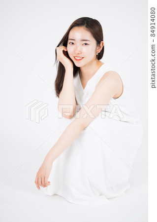 一個穿著白色連衣裙的女人 84914080