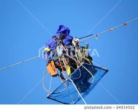 穿著足夠個人物品的空勤人員 穿著足夠個人物品的空勤人員 84914502