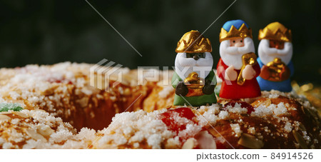 the three wise men on a kings cake, web banner 84914526