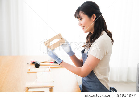 A woman doing DIY at home 84914877