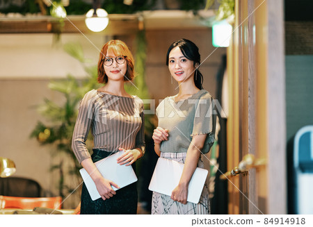 Portrait of a business woman with a personal computer 84914918