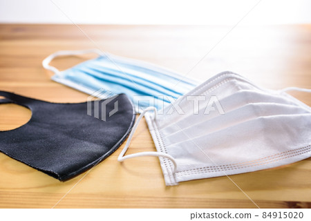 Various masks on the table Cloth mask Non-woven mask New coronavirus infection prevention measures Disinfection and sterilization prevention 84915020