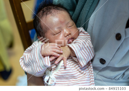 Breastfeeding mom and 1 month old baby 84915103