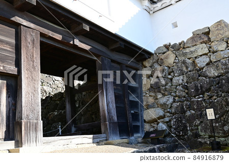 The gate of Himeji Castle, a national treasure 84916879