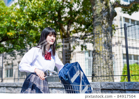騎自行車上學的高中女生，住宅區，市區 84917504