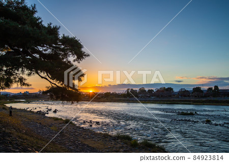 秋色中的渡月橋,京都府嵐山市 秋色中的渡月橋,京都府嵐山市 84923814