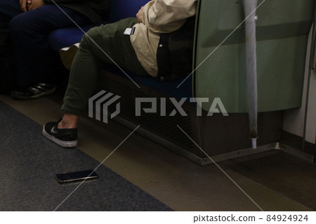 AM05: 00: Lost and found on the train 84924924