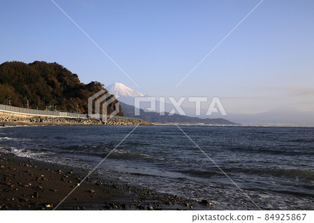 狼和富士山 84925867