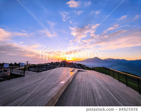 Dawn of Kurumayama (Sky Terrace) 84925939
