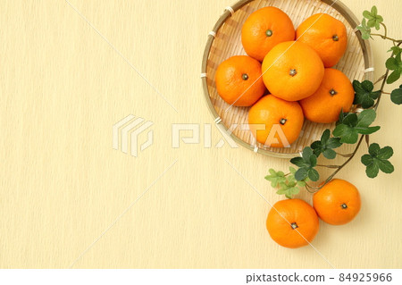 New Year | Mandarin oranges in a bamboo basket 84925966