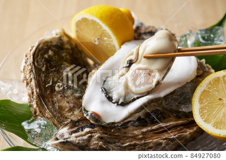 Oyster with shell 84927080