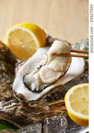 Oyster with shell 84927084