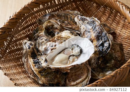 Oyster with shell Oyster with shell 84927112