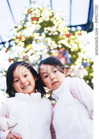 Christmas tree and smiling girl 84927192