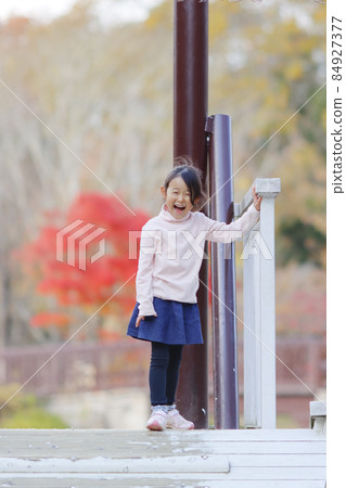 亞洲女孩在公園玩耍 亞洲女孩在公園玩耍 84927377