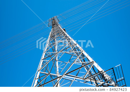 仰望輸電塔和湛藍的天空 b-1 84927423