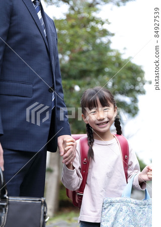 小學生和爸爸一起上學 小學生和爸爸一起上學 84927539